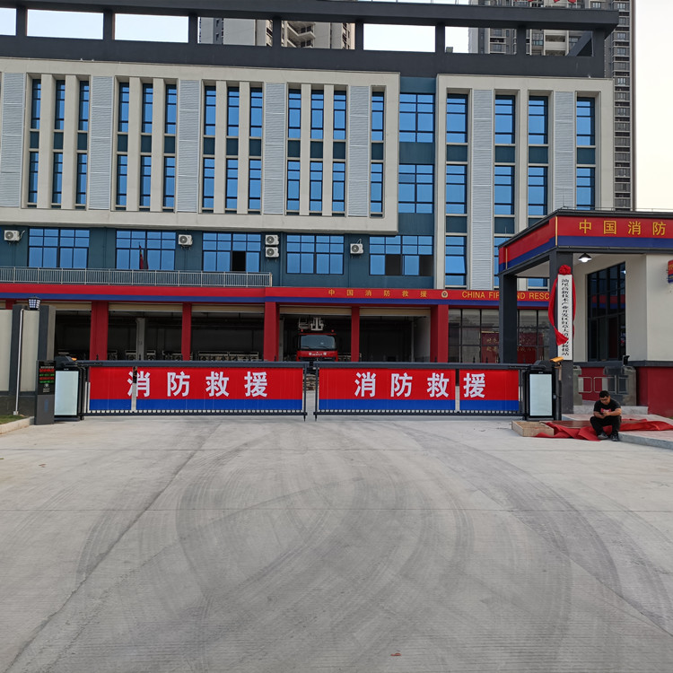 汕尾消防中队装置车牌识别重型广告道闸项目