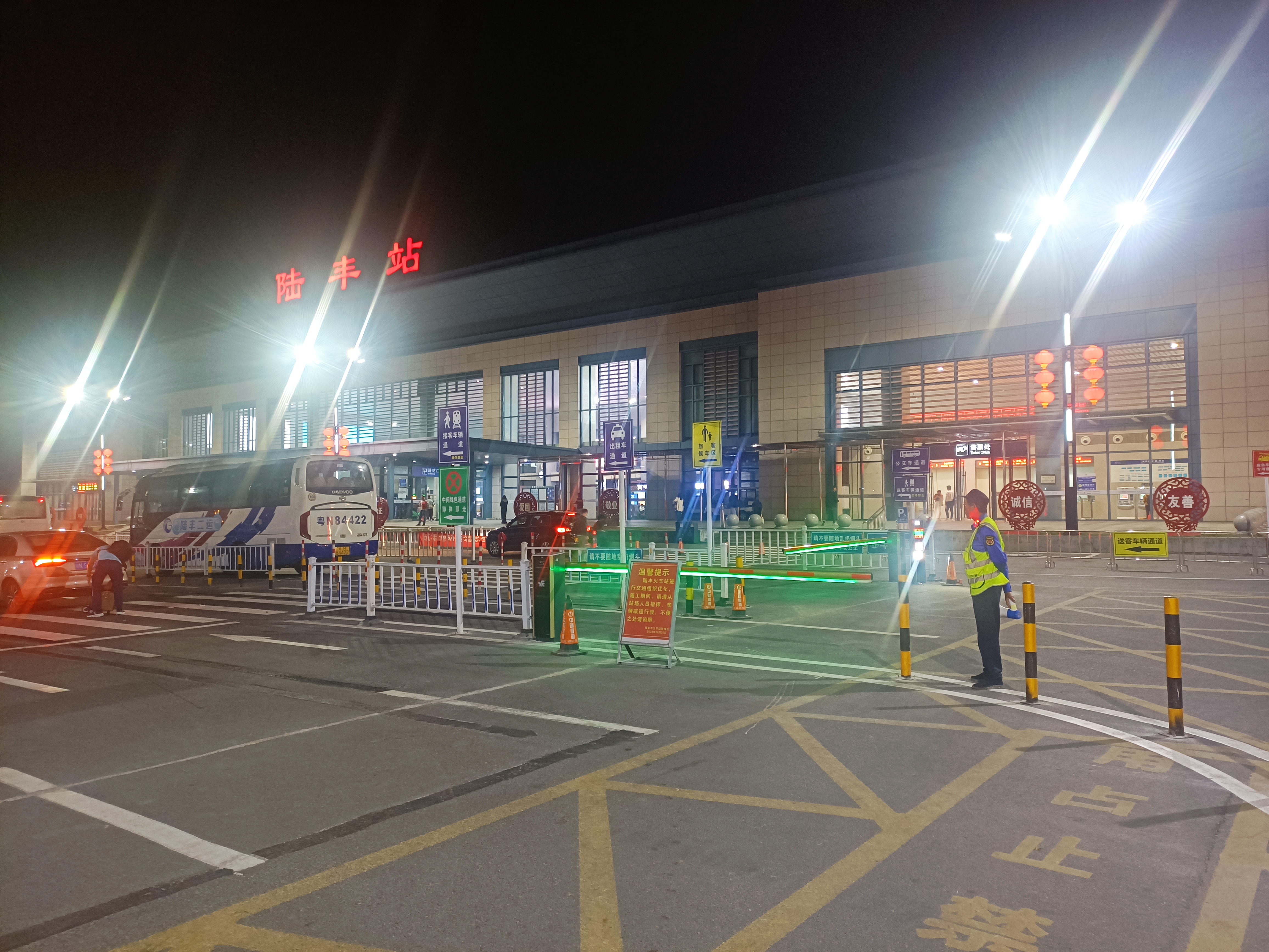 汕尾陆丰站站前广场装置车牌识别道闸项目