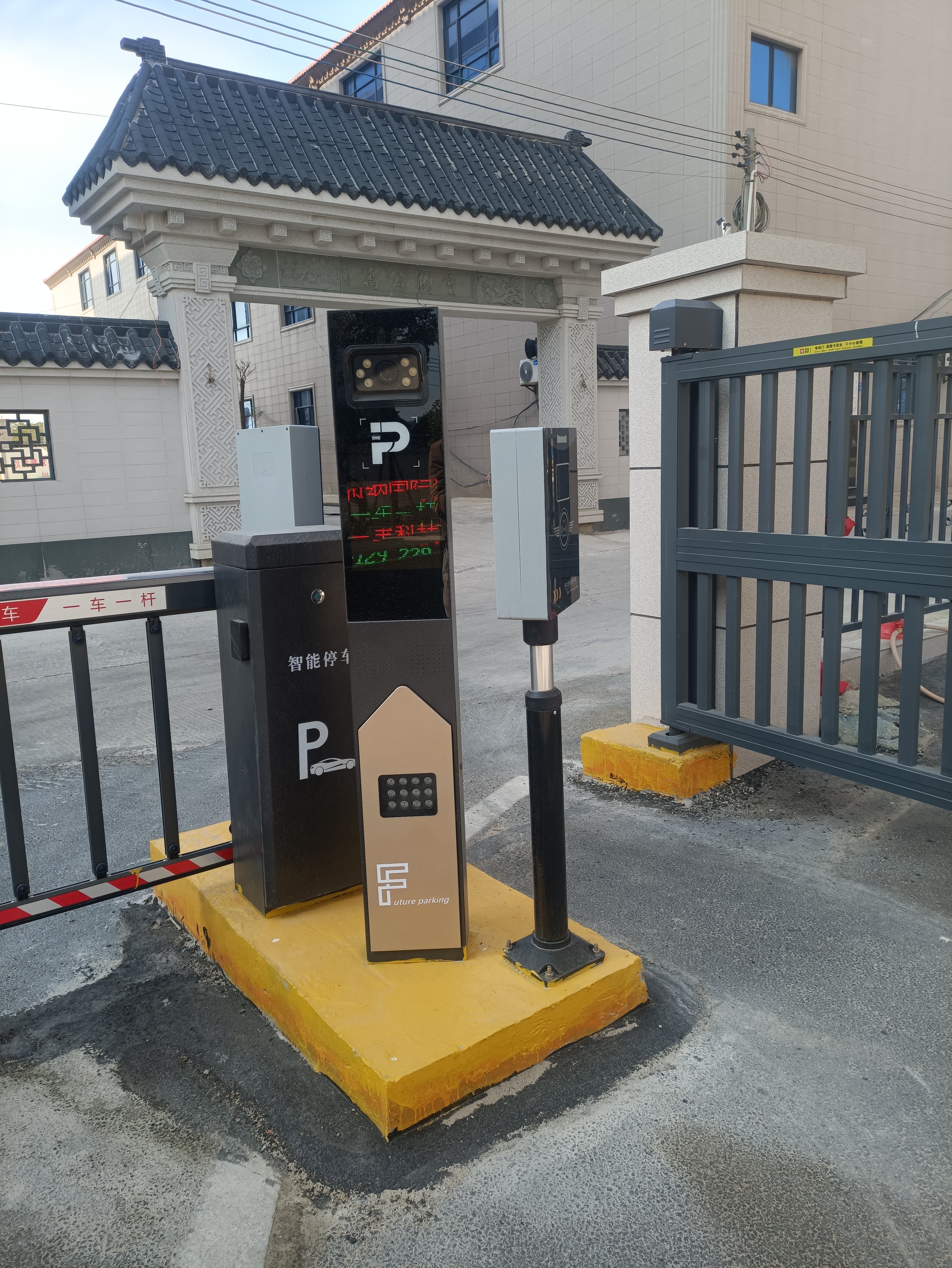 汕尾陆丰维也纳国际旅馆二期工程装置车牌识别及刷卡摩托车栅栏门项目