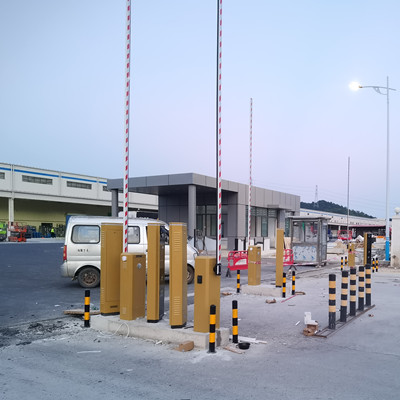 深汕相助区小漠比亚迪二期西门装置红门道闸车牌识别系统项目